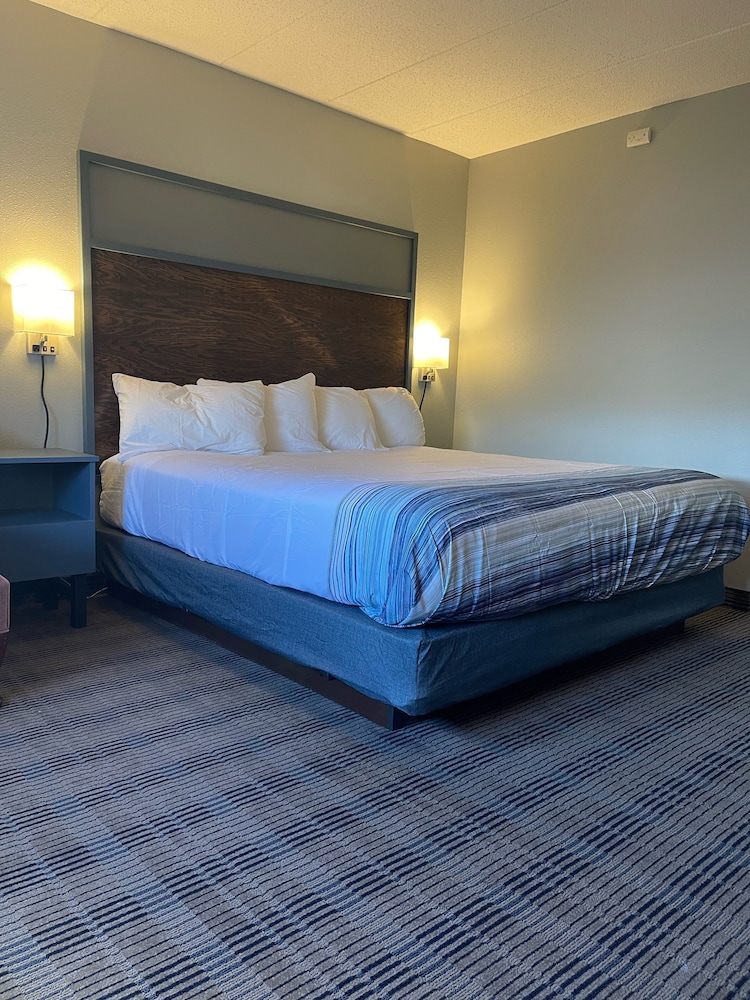 AmericInn by Wyndham Ladysmith view 2