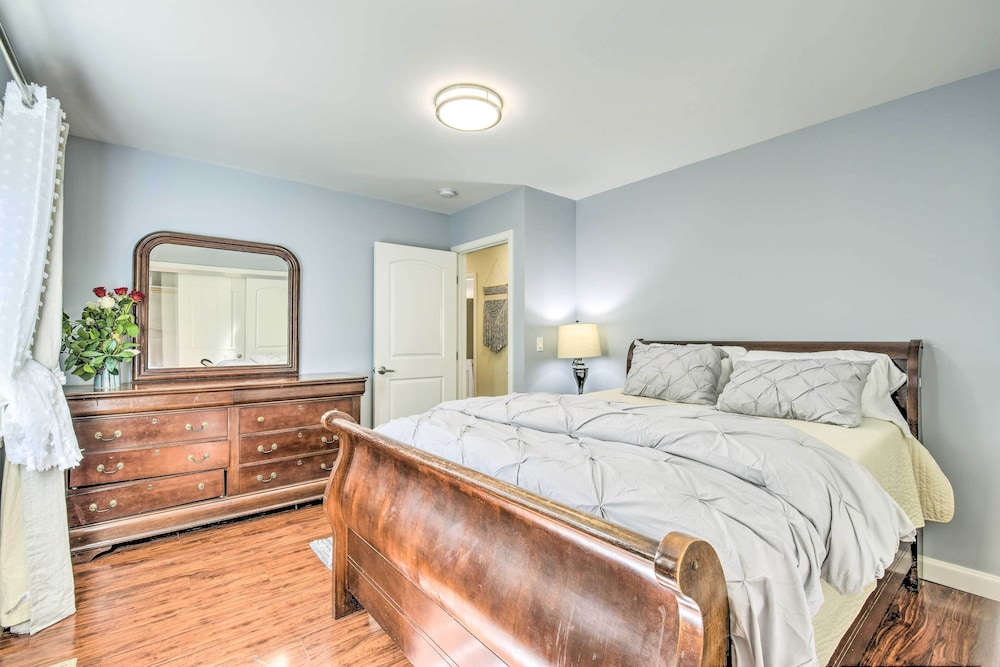 Sunny Oakland Retreat w/ Patio & Cute Garden!