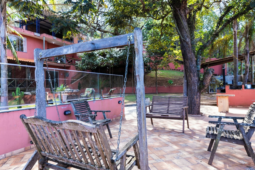 Sítio com 5 suítes e piscina