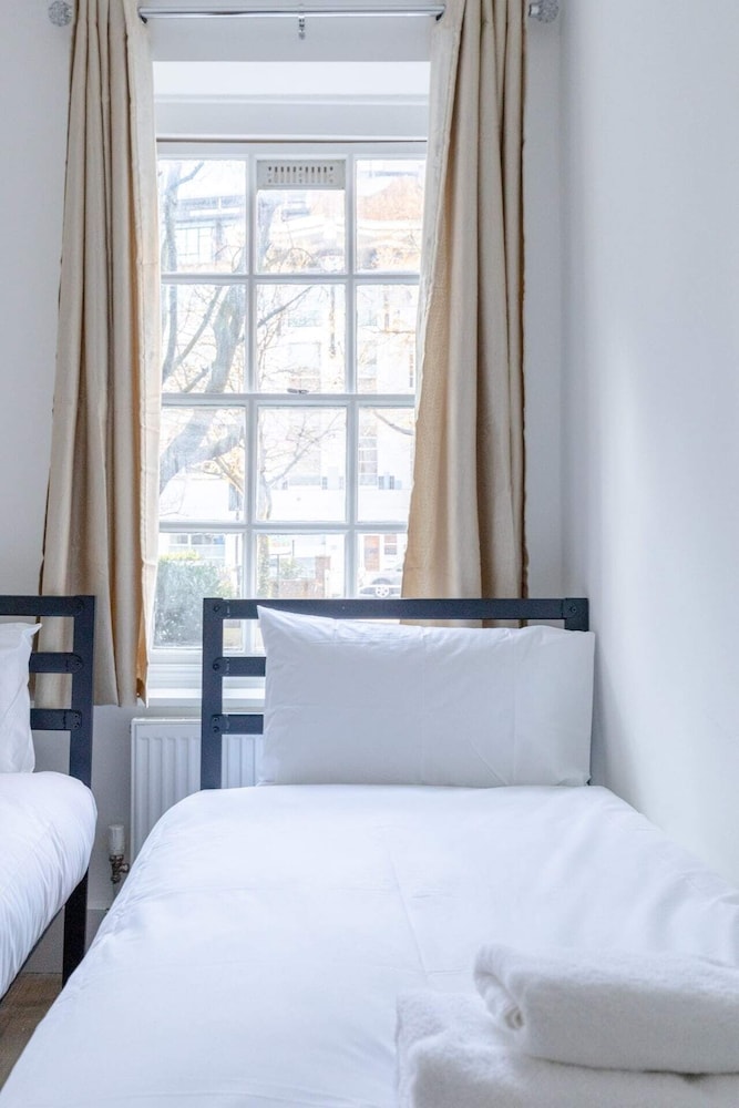 Inviting 2BD Flat 15 Minutes From Regents Park!