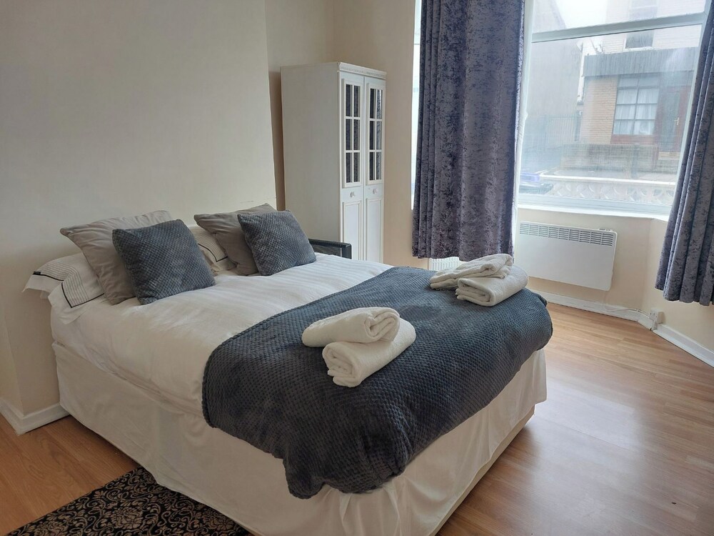 Blackpool - 1-bed Apartment - Sleeps 3 - Pets Allowed Smoking There is a Small Garden