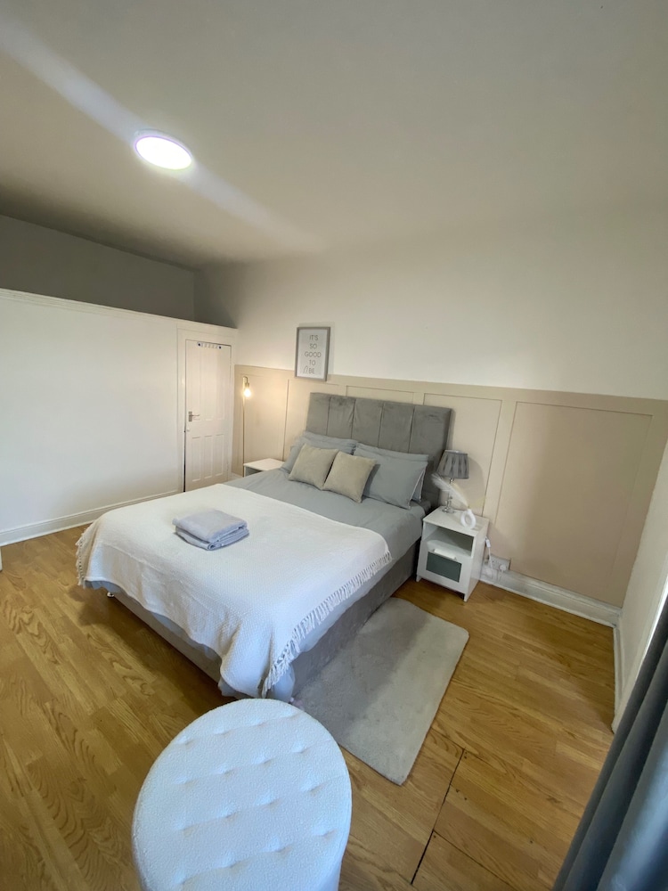 Spacious 2-bed Near Etihad-games Room-free Parking