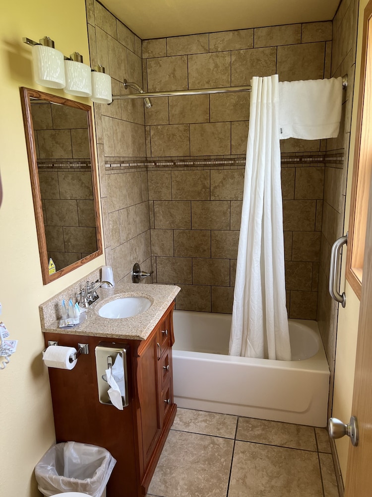 All Star Inn & Suites