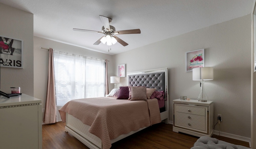 Amazing Family Townhouse Minutes From the Parks