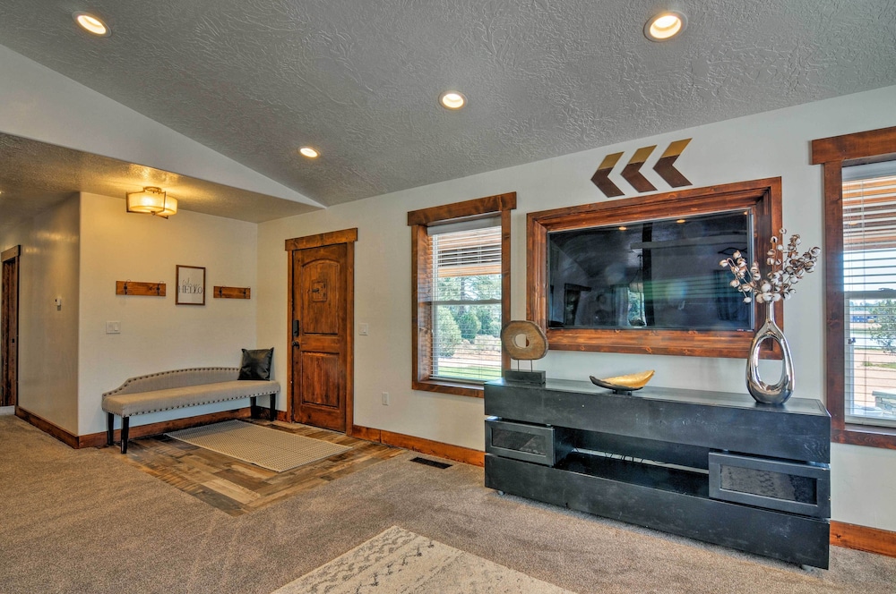 Luxe Home ~ 2 Mi to Bryce Canyon National Park! view 3