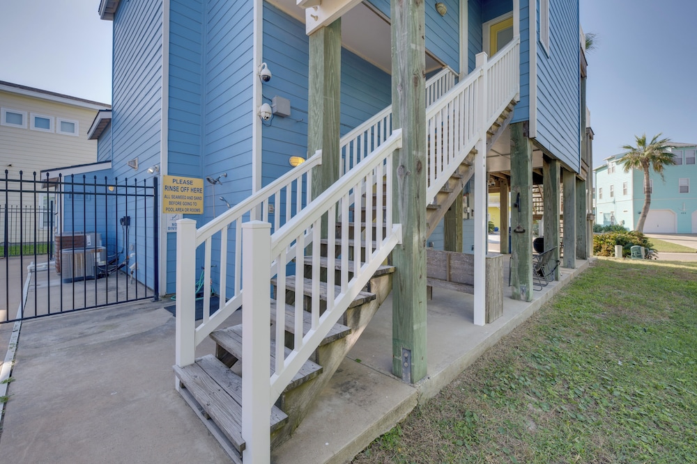 Port Aransas Home: Private Pool < 1 Mi to Beach!