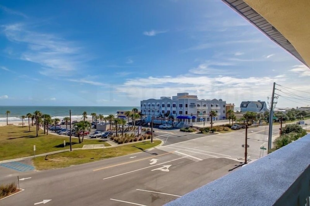 Deluxe Condo at the heart of Main Beach by RedAwning