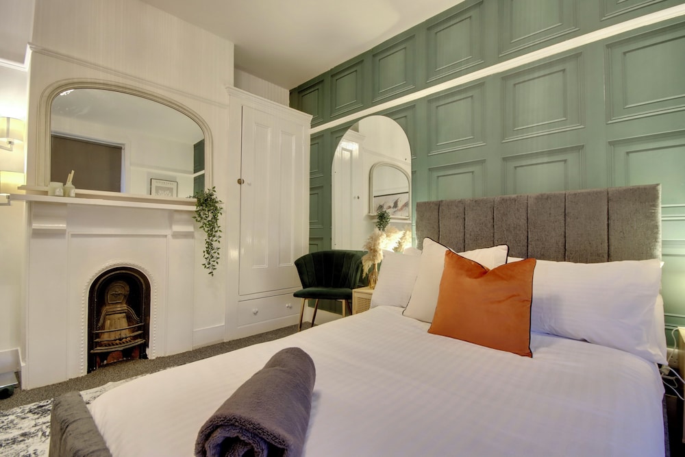 Southsea 4BR Getaway with Private Yard