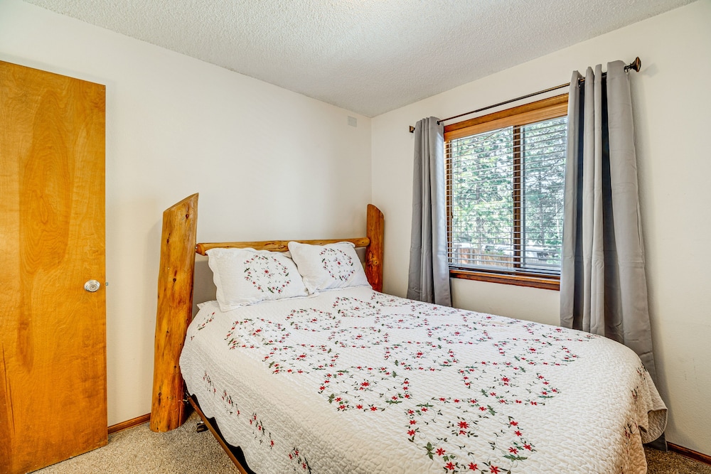 Woodland Park Chalet w/ Deck, Grill & Mtn Views! view 2