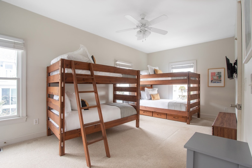 Poseidon By Avantstay On The Beach! Two Ocean Facing Balconies & Hot Tub view 4