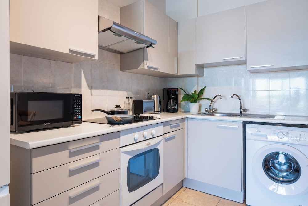 Calina - 3-BR Apt & Pool in Mackenzie