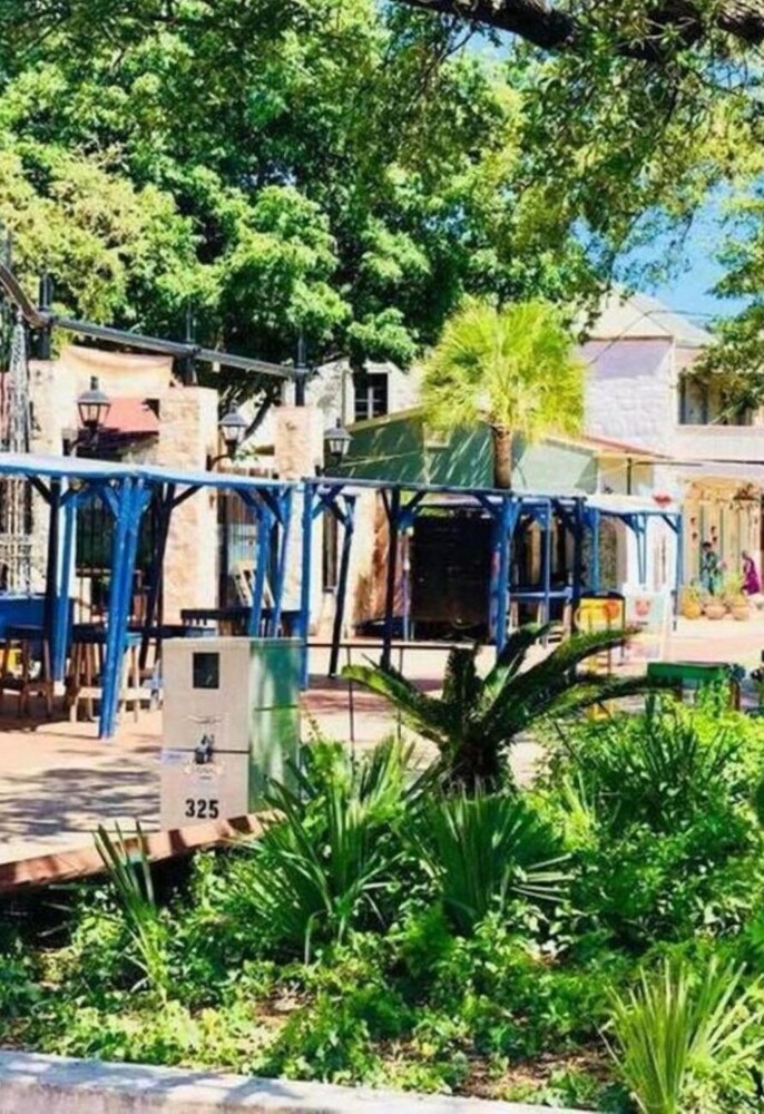 Impressive Cozy Historic 2BR Apt Near Downtown view 4