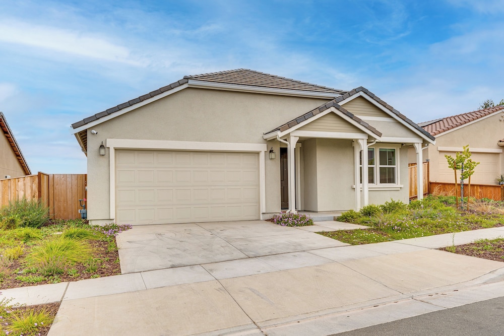 Newly Built Home w/ Patio: 4 Mi to Dtwn Hollister