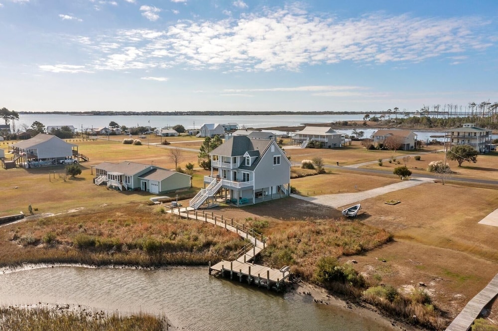 Downeast Retreat 4 Bedroom Home by RedAwning