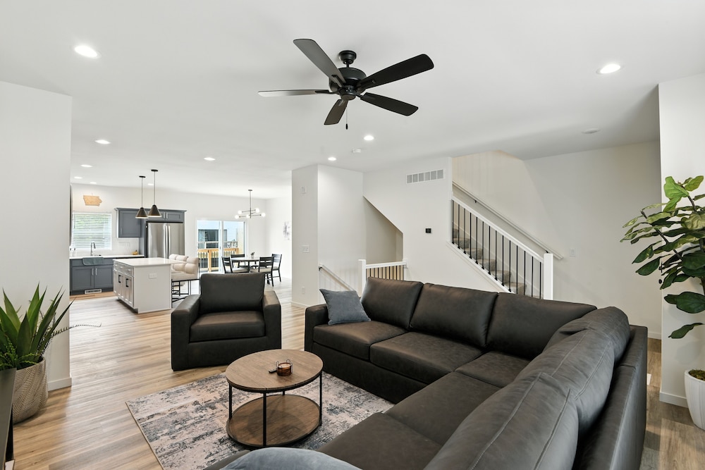 Modern Townhome Retreat In Prime Location 3 Bedroom Townhouse