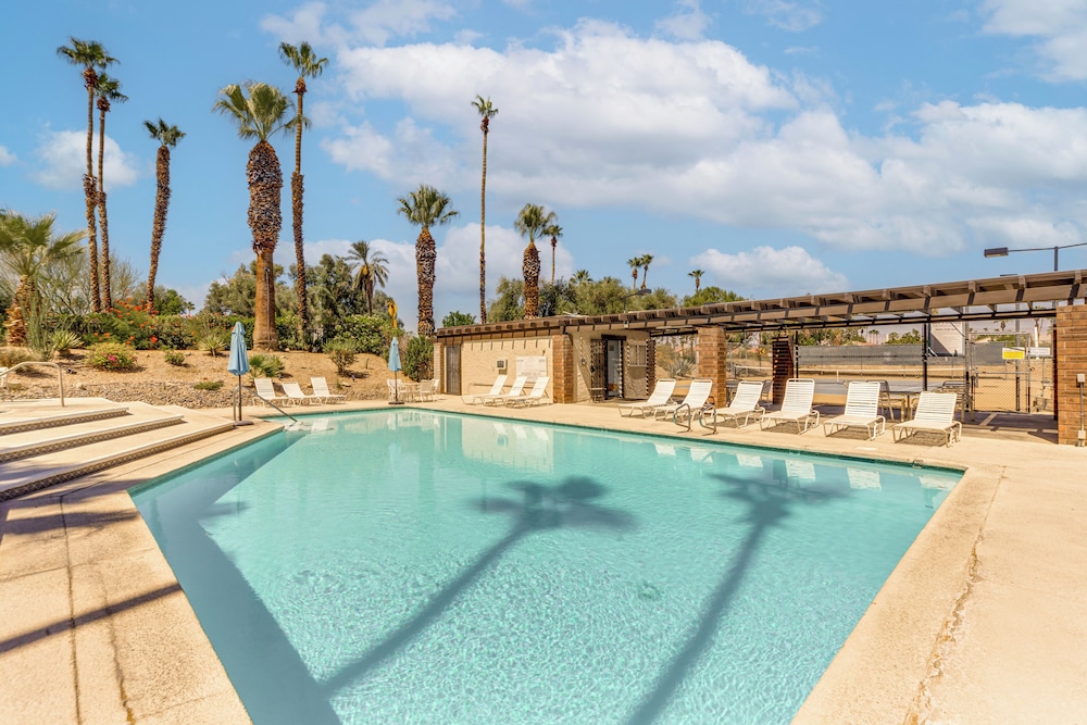 Resort-style Palm Springs Townhome w/ Pool Access