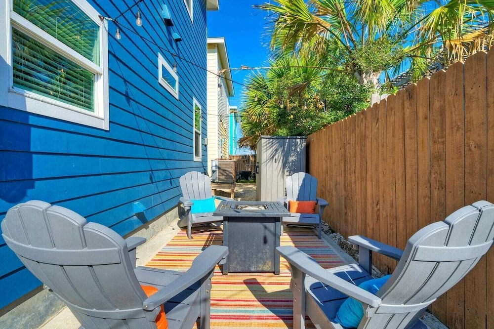 Sleeps 24, 2 Homes Pool, Backyard Tiki Bar, Fire Pit, Cornhole Walk to Beach