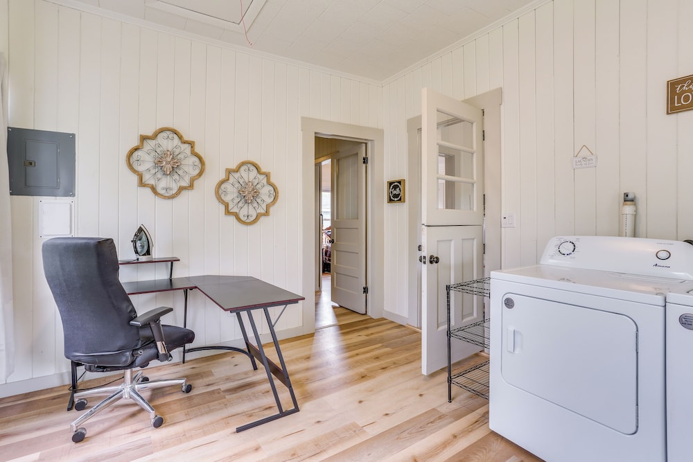 Half-mi to Dtwn Lufkin: Charming & Spacious Home!