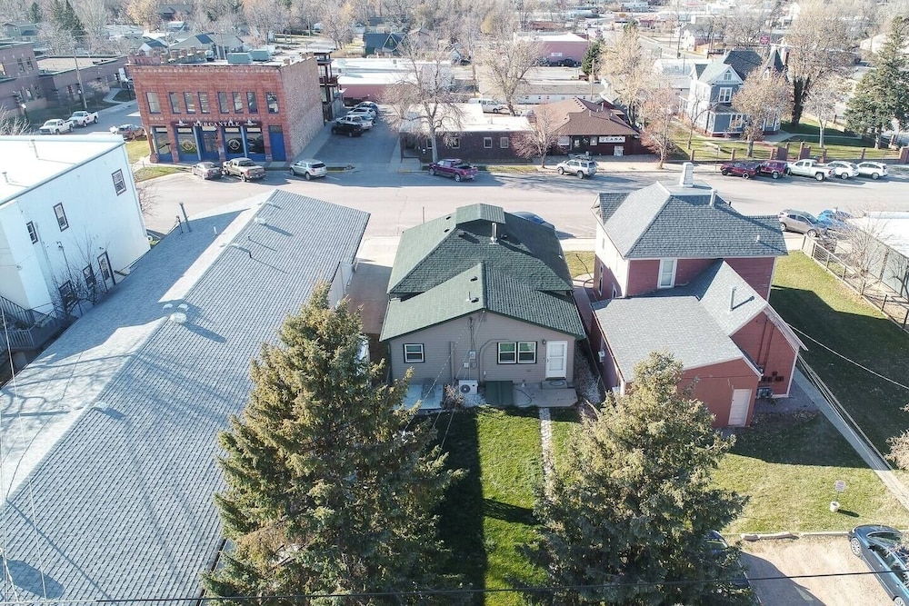 Downtown Charm: Ideal Retreat Near Main Street 3 Bedroom Home by RedAwning view 4