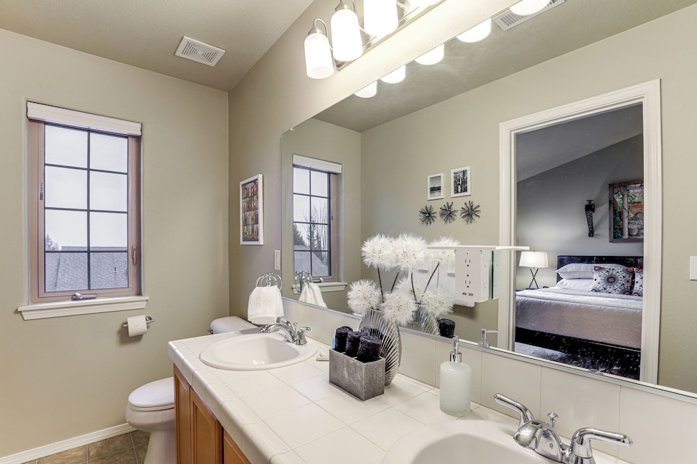 Walk to Mcmenamins Edgefield: Inviting Townhome!