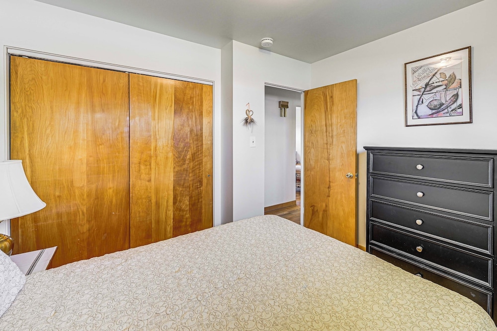 Walk to Flathead Lake: Airy Home w/ Mtn Views!