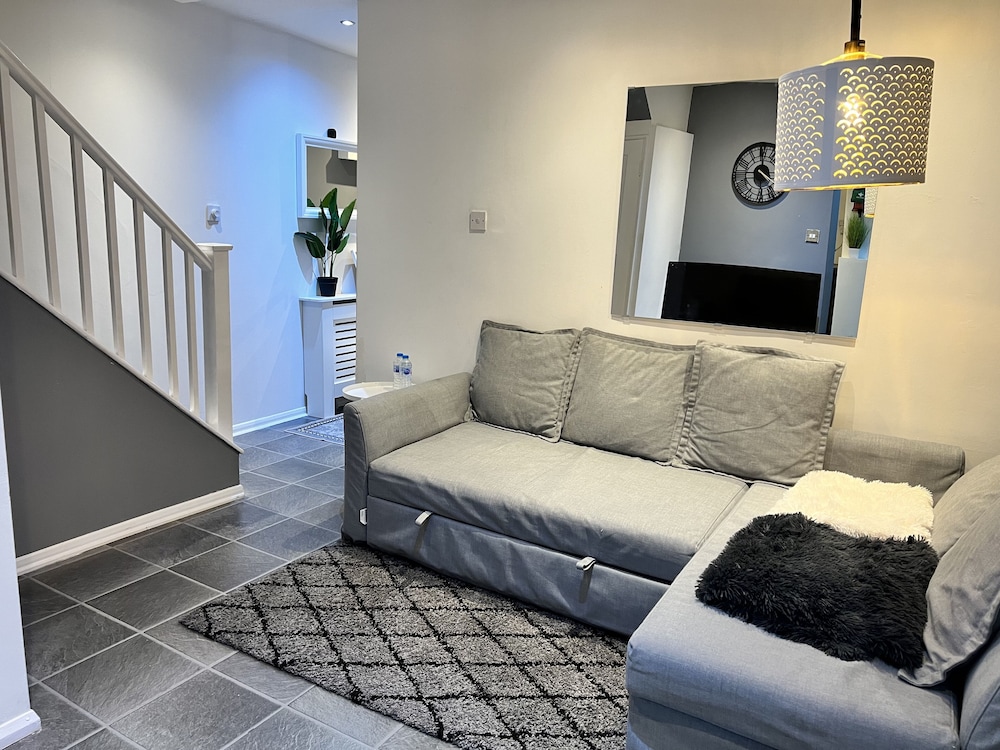 Impeccable 4-bed House With Garden in Brixton