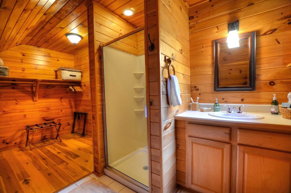Moonshiner's Hideaway 2 Bedroom Cabin by Redawning