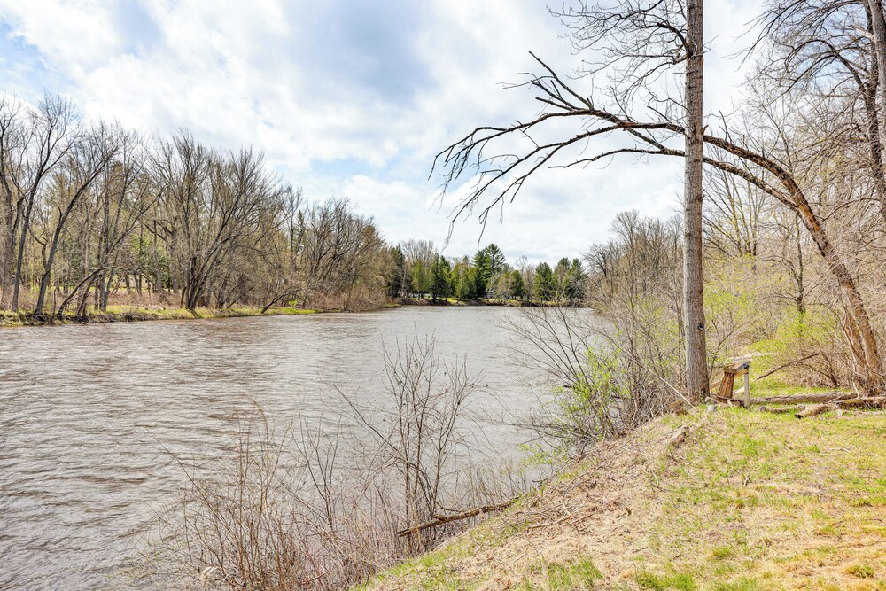 4 Mi to Snowmobile Trails: Muskegon River Retreat