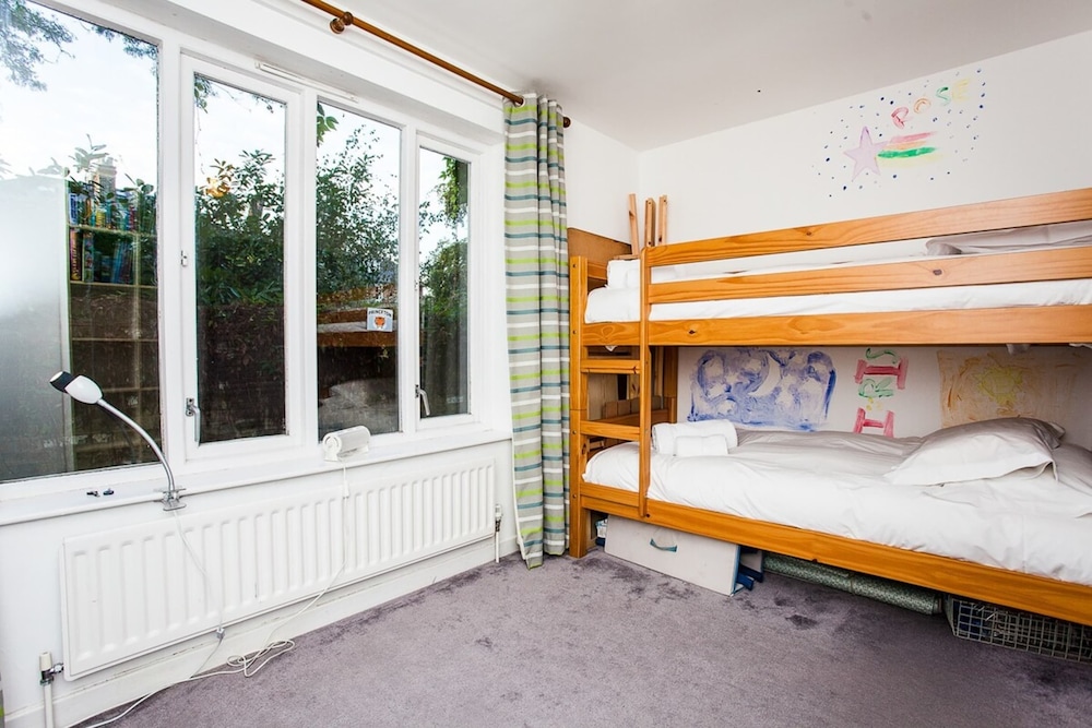 Charming Peaceful 2 Bed with Parking and Garden
