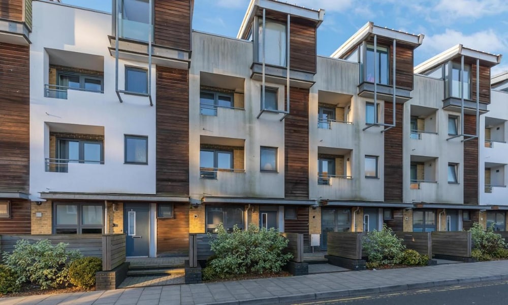 Central Big House - Free Late Check OUT - Sleeps 18 - 4 Bedrooms view 5