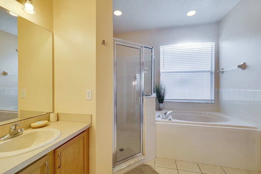 Lake Access & Lanai: Haines City Family Home!