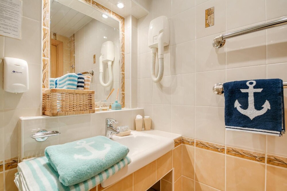 41 Orekhovo 3 Bedroom Apartment near Tsaritsyno Park