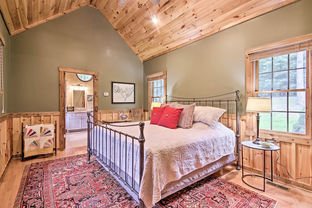 Creekside Berkeley Springs Cabin on 35 Acres! - Property Image 32