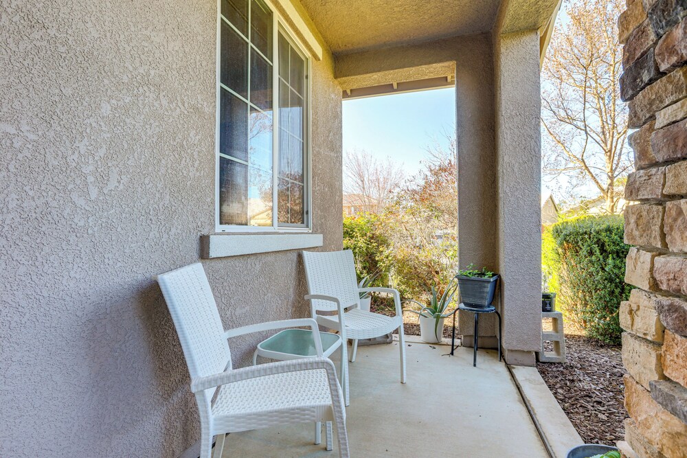7 Mi to Dtwn: Home w/ Fenced Yard in Roseville!
