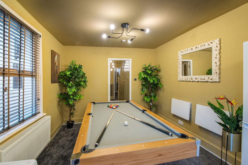 Stunnning 4 Bed House Hot Tub, Sky Tv, Pool Table