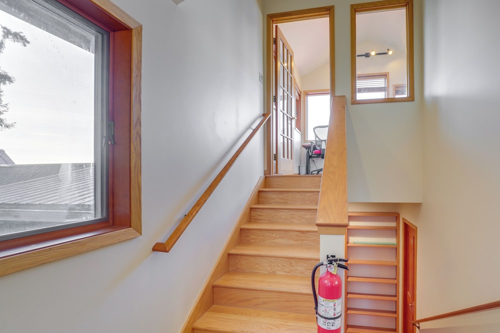 9 Mi to Mendenhall Glacier: Waterfront Juneau Home