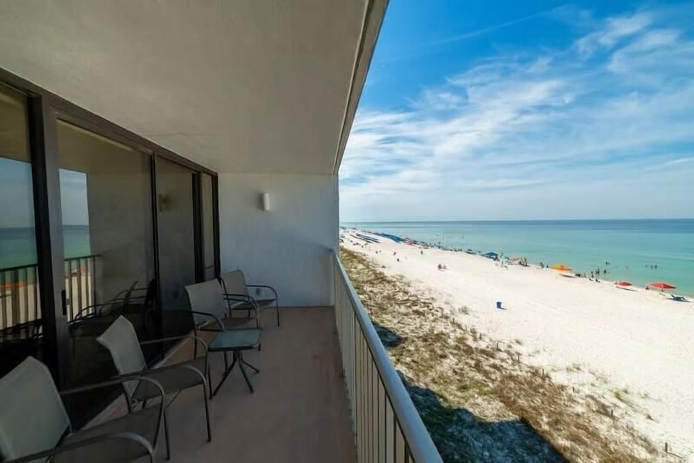 Leeward 403 at Edgewater