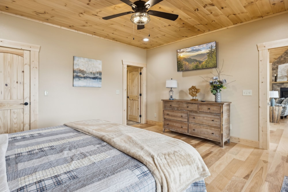 Robeson Hood Lodge 4 Bedroom Home