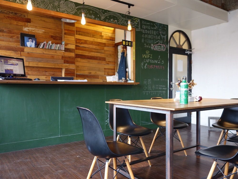 Oldmancaptain Hostel