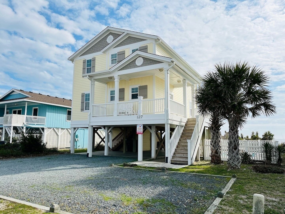 1 Ez Access 4 Bedroom Home by RedAwning