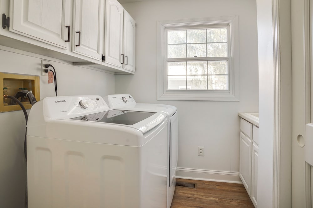1/2 Mi to Lake Geneva: Home w/ Game Room