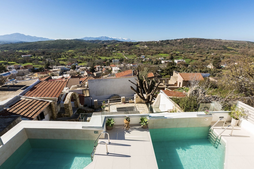 Three Moirai Villa With 2 Heated Pools