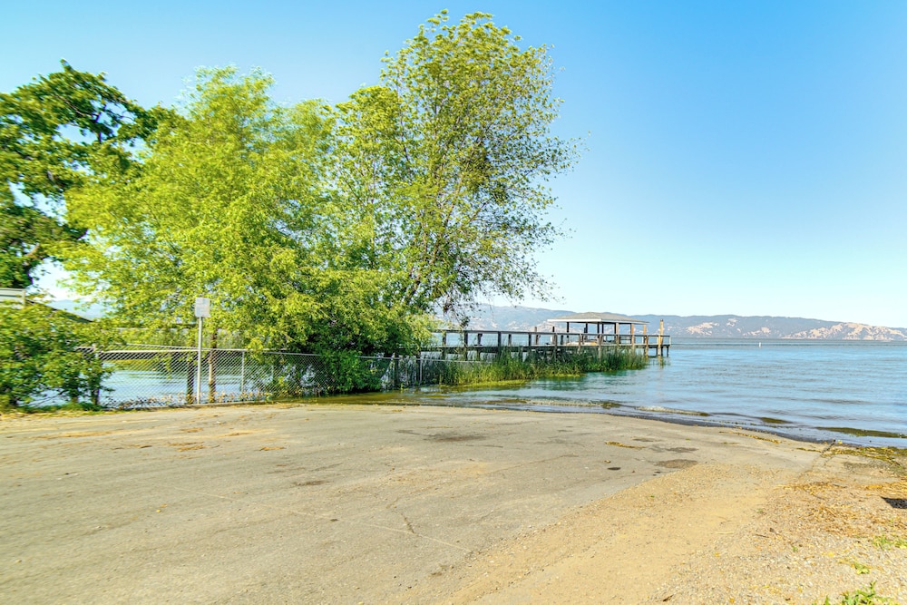 Steps to Clear Lake: Hot Tub Haven in Norcal!