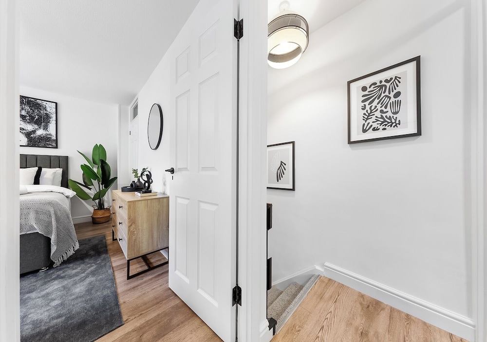2BR Flat, Free Parking, Close to Airport & Centre