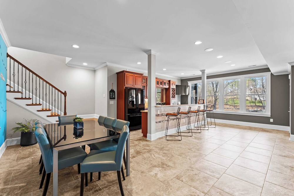 Luxury Lakefront Stay Private Dock, Indoor/outdoor Pool The Retreat
