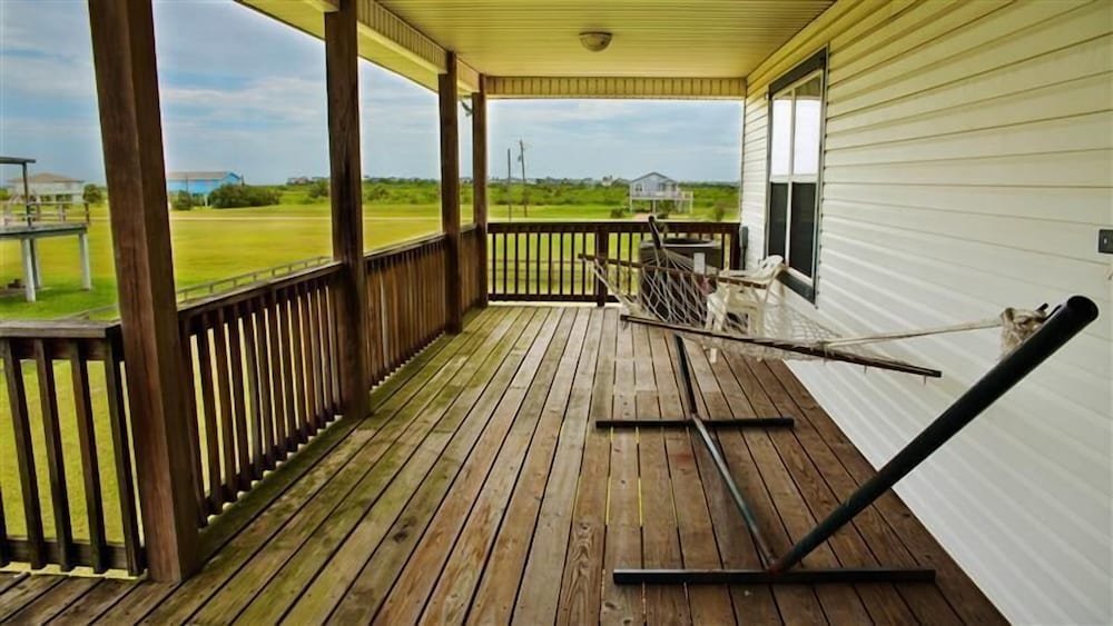 Spacious Retreat W/expansive Yard & Beach Access! view 2