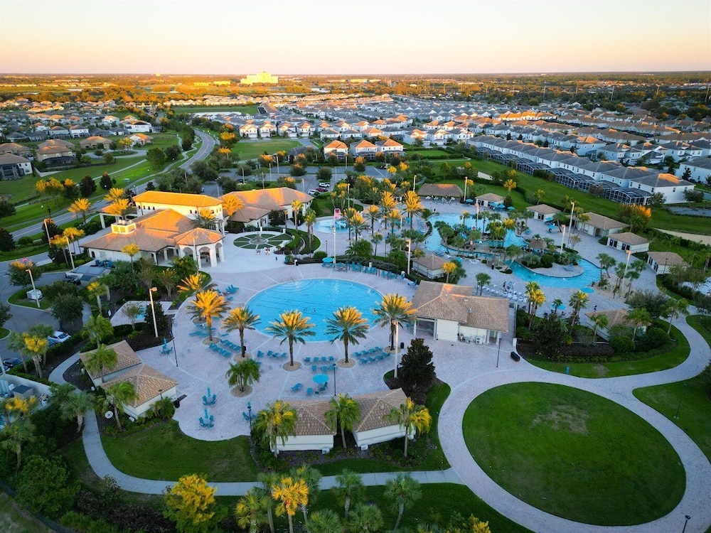 5BR Stylish Championsgatetownhome w/ Private Pool