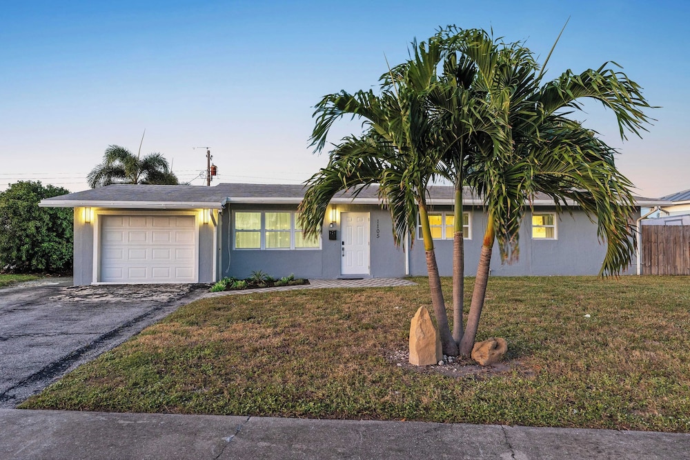 Pool, Hot Tub & Putting Green Near Deerfield Beach Oasis on Fourth by Avantstay