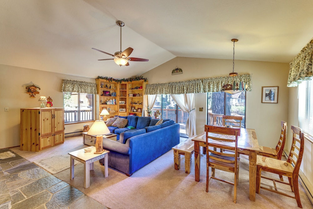 Quiet Truckee Retreat w/ Deck, 5 Mi to Donner Lake