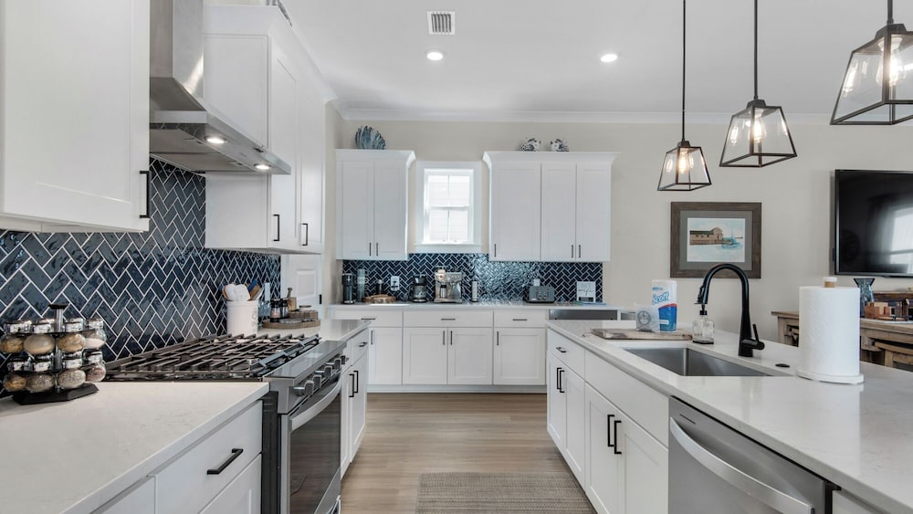 4BR Home With Deck & Grill Fun + Free Attraction Tickets!